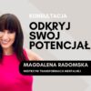 Obraz przedstawia kobietę w różowej sukience, Magdalenę Radomską, z napisem 'Konsultacja Odkryj Swój Potencjał' oraz 'Mistrzyni Transformacji Mentalnej' na jasnym tle z geometrycznym wzorem.