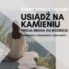 Obraz przedstawia Magdalenę Radomską w różowej sukience i Bogdana Chodkowskiego z napisem 'Pakiet Usiądź na Kamieniu – Audyt Zawodowy i Osobisty' oraz 'Transformacja dla Kobiet' na jasnym tle z geometrycznym wzorem.