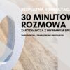 Obraz przedstawia grafikę z białym, przestrzennym symbolem litery 'O' na drewnianym tle, z tekstem 'Bezpłatna konsultacja 30-minutowa rozmowa zapoznawcza z wybranym specjalistą zawodowym, finansowym lub mentalnym