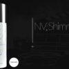 Obraz przedstawia NV Perfecting Mist Shimmer w sprayu z logo Be the Envy LLC, z napisem 'Perła Rynku Kosmetycznego 2024 BRĄZ' na perłowym tle z subtelnym wzorem.