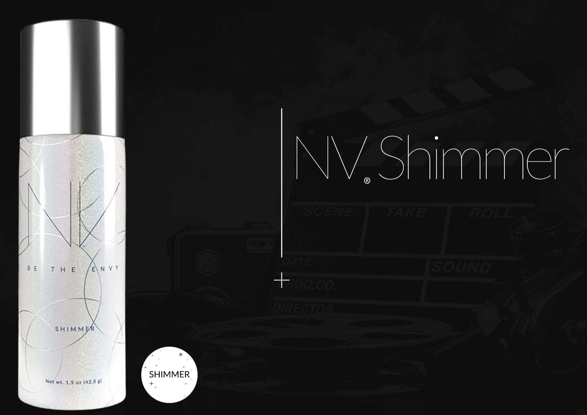 Obraz przedstawia NV Perfecting Mist Shimmer w sprayu z logo Be the Envy LLC, z napisem 'Perła Rynku Kosmetycznego 2024 BRĄZ' na perłowym tle z subtelnym wzorem.