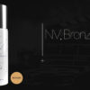 Obraz przedstawia NV Perfecting Mist Bronzer w sprayu z logo Be the Envy LLC, z napisem 'Perła Rynku Kosmetycznego 2024 BRĄZ' na złotym tle z subtelnym wzorem.