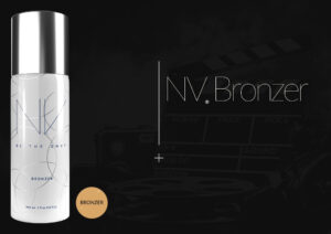 Obraz przedstawia NV Perfecting Mist Bronzer w sprayu z logo Be the Envy LLC, z napisem 'Perła Rynku Kosmetycznego 2024 BRĄZ' na złotym tle z subtelnym wzorem.