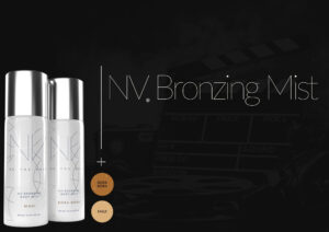 Obraz przedstawia NV Bronzing Body Mist w sprayu z logo Be the Envy LLC, z napisem 'Nawilżający Bronzer w Sprayu' na złotym tle z subtelnym wzorem.