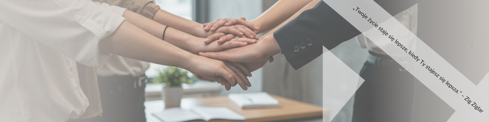 Grupa 4-5 kobiet w wieku 30-50 lat, współpracujących w jasnym pokoju, symbolizując wsparcie społeczności "Spółdzielnia Współpracy"