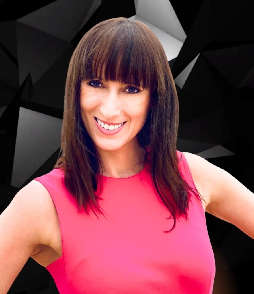 Uśmiechnięta kobieta w różowej sukience na tle geometrycznego wzoru